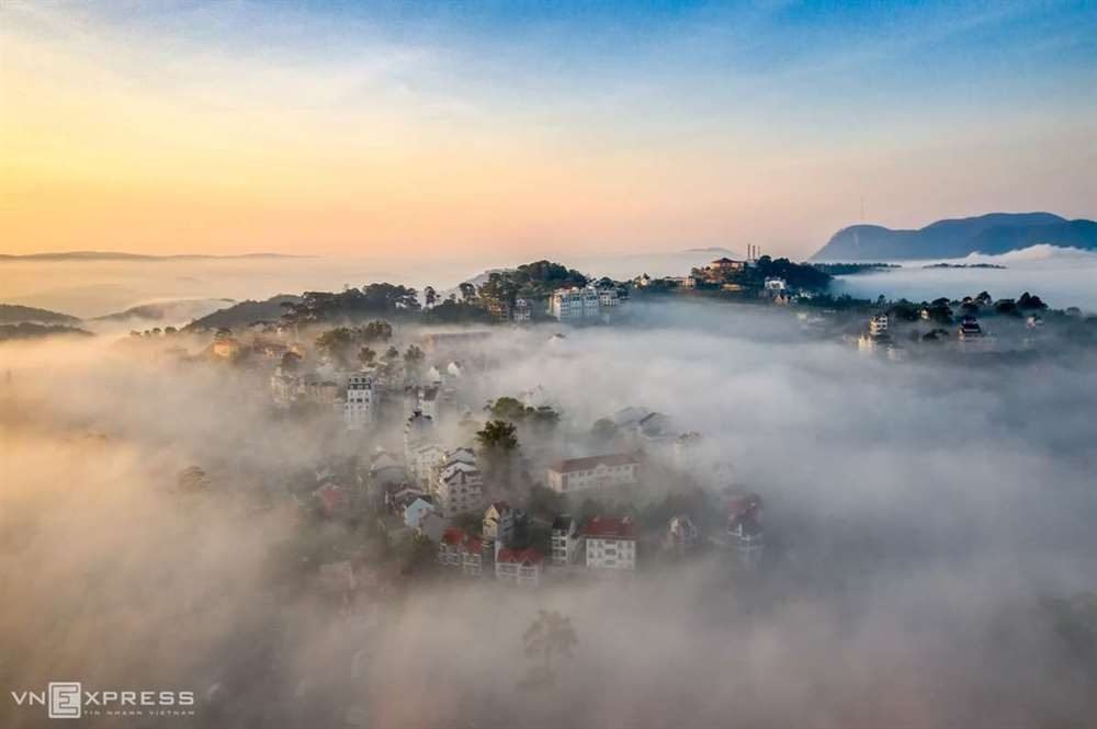 Đường phố Đà Lạt trong sương sớm