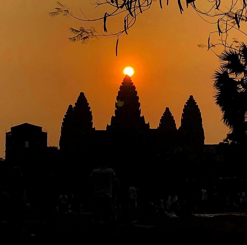 Đền Angkor Wat phản chiếu trên mặt hồ lúc bình minh
