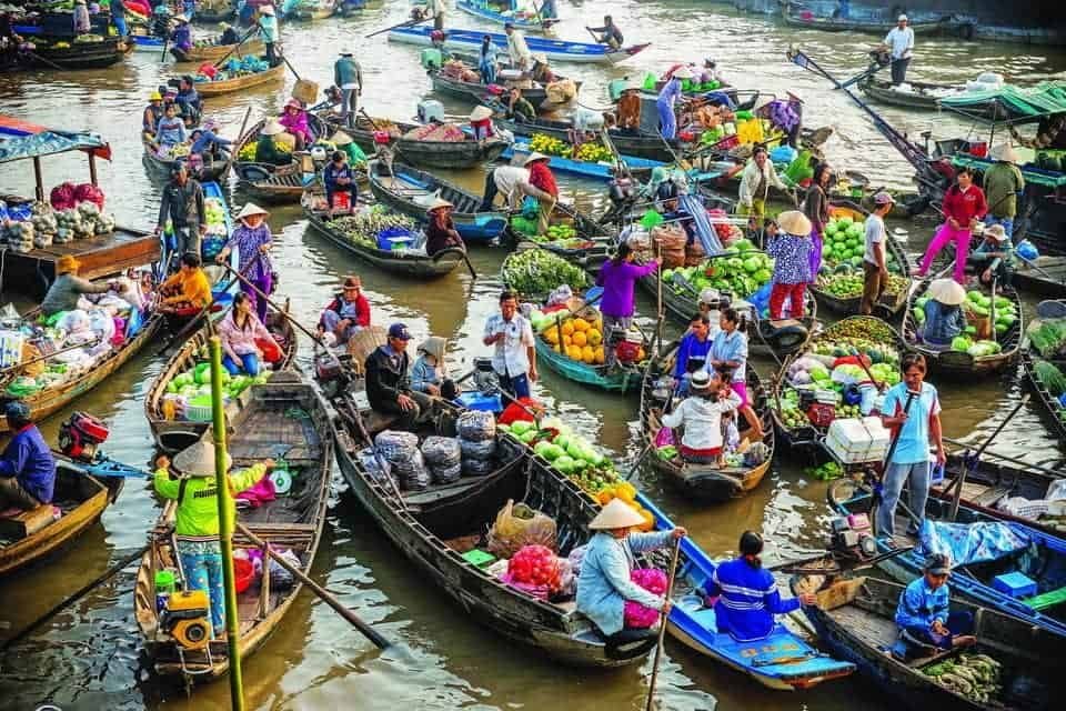 Chợ nổi Cái Răng với ghe thuyền buôn bán trên sông