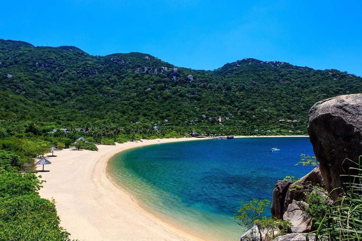 Bãi biển hoang sơ ở Côn Đảo với nước biển trong xanh
