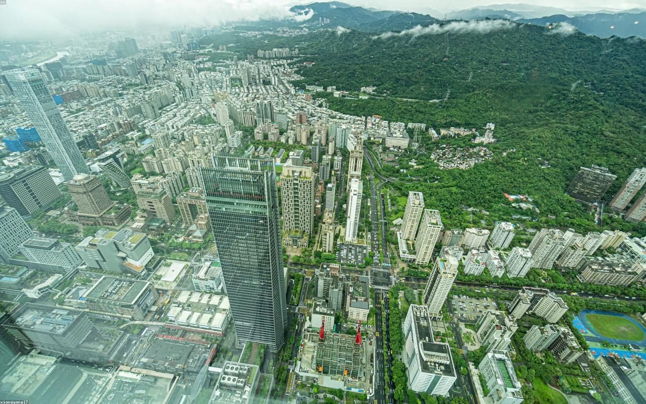 Tòa nhà Taipei 101 vươn lên giữa thành phố Đài Bắc