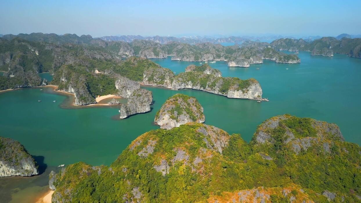 Vịnh Hạ Long nhìn từ trên cao với những đảo đá vôi giữa biển xanh