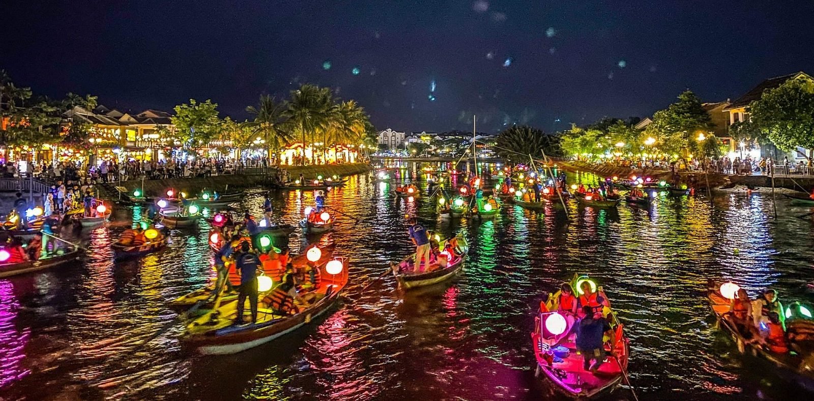 Phố cổ Hội An rực rỡ đèn lồng về đêm