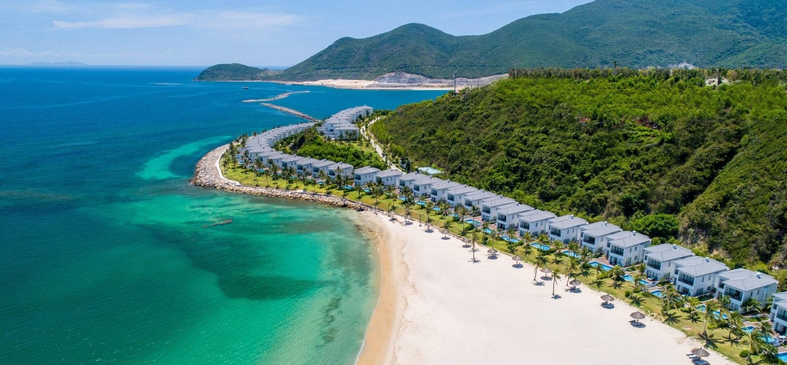 Vịnh Nha Trang nhìn từ trên cao với bãi biển dài