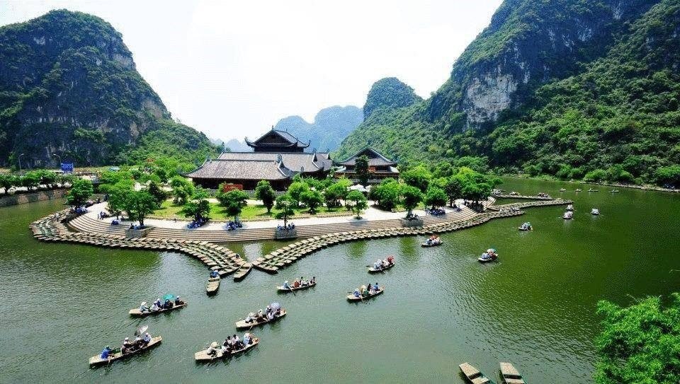 Đò trên sông Tràng An giữa núi đá vôi