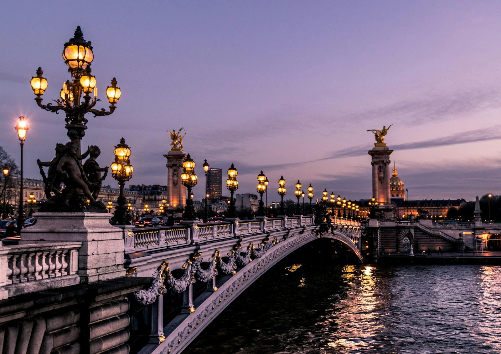 Cảnh tháp Eiffel và trung tâm Paris