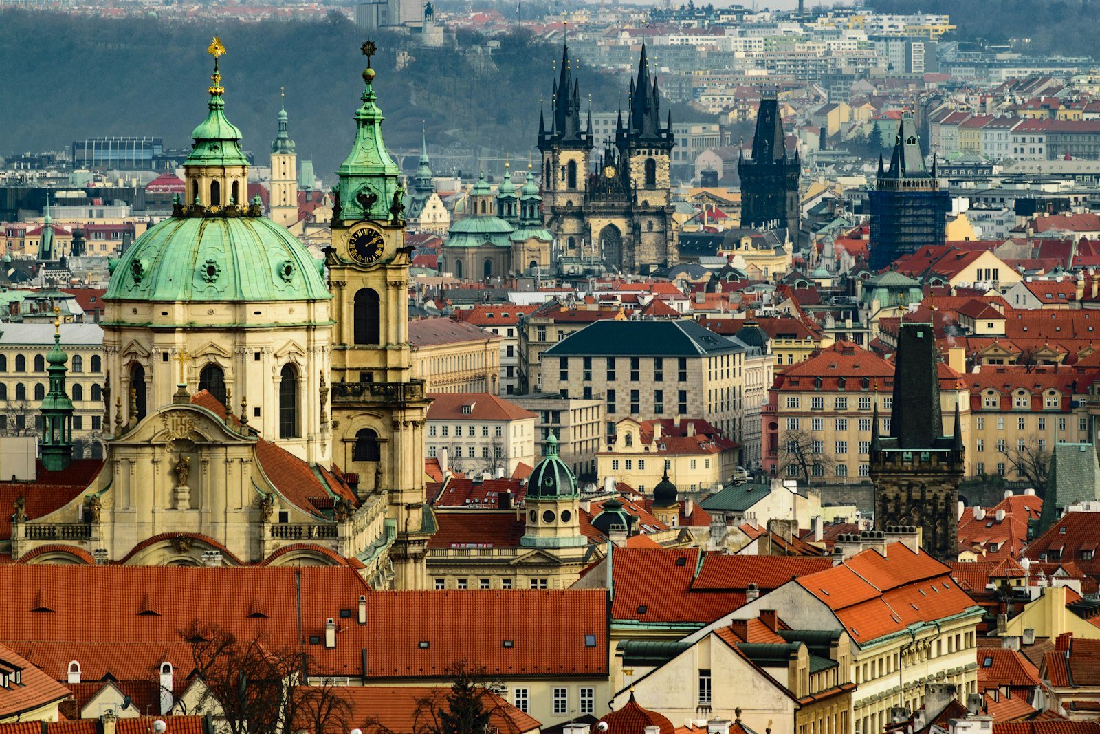Cảnh phố cổ Prague và pháo đài đồi núi