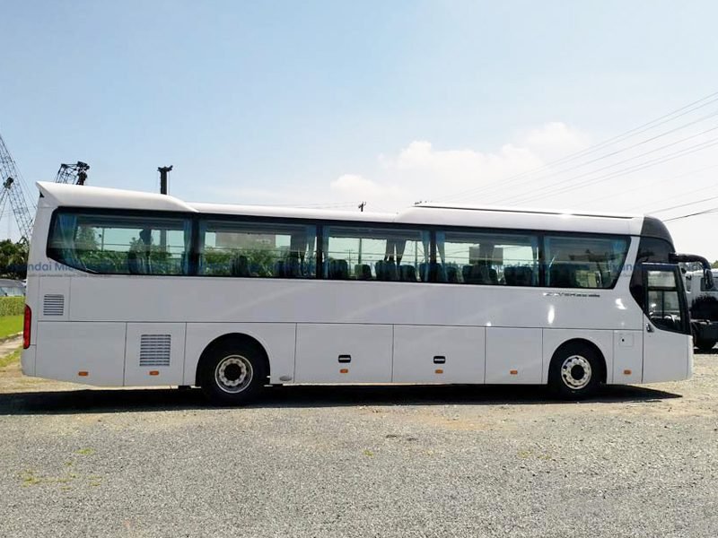Nội thất Limousine với ghế da và bàn nhỏ