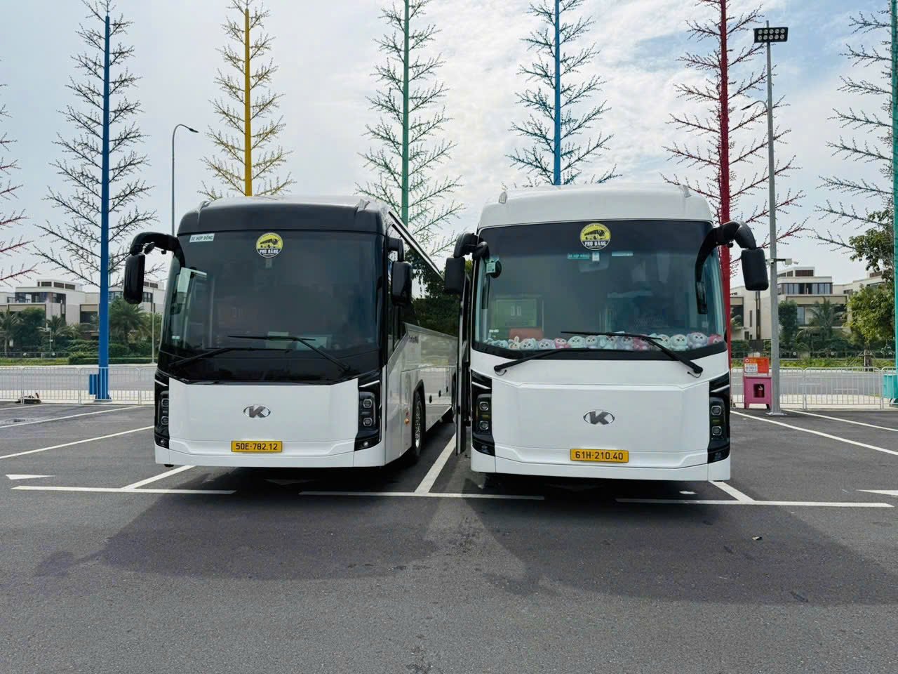 Hai xe Kimlong 99-N47 47 chỗ đỗ sẵn tại bãi, sẵn sàng phục vụ chuyến đi