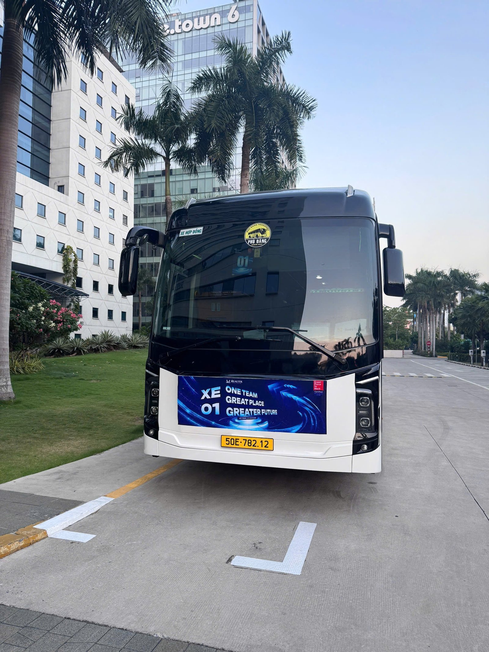 Xe Kimlong 99-N47 47 chỗ chụp chính diện tại khu văn phòng, đưa đón doanh nghiệp